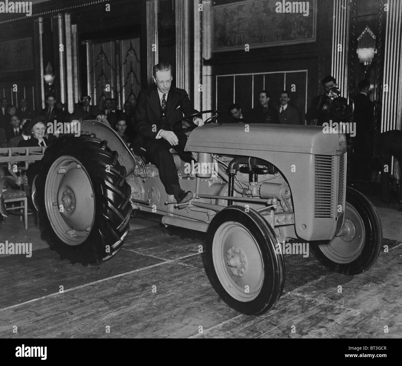 Agricoltura è venuto a Mayfair quando il signor Harry Ferguson ha dimostrato il suo trattore in un lussuoso hotel di sala da ballo. Nel 1948 Foto Stock