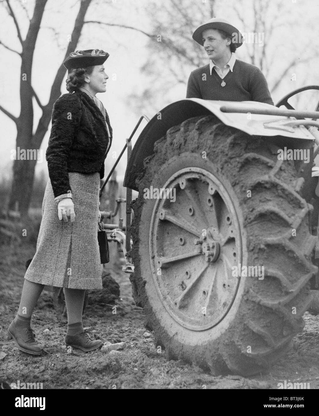 Visita di Sua Altezza Reale il Principe di Galles la Duchessa di Gloucester per le donne della Terra Rally dell esercito e della dimostrazione nel 1941 Foto Stock
