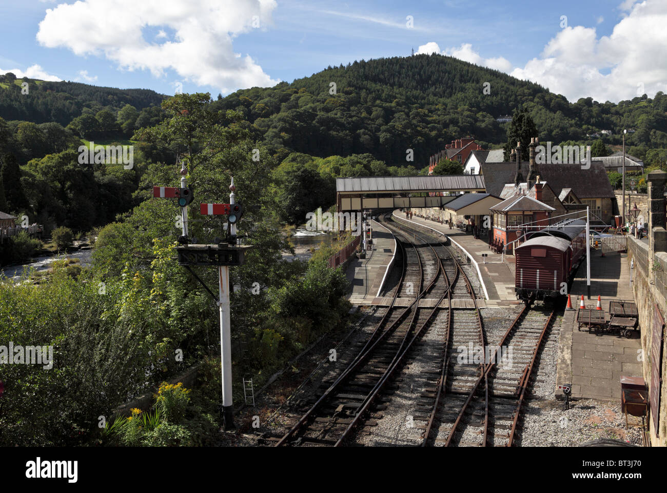 Una delle (54) immagini in questo set correlati a Llangollen in Wale. Si prega di godere di immagini da Sty Collen la Chiesa, Llangollen Stn, Corm mulino e di più. Foto Stock