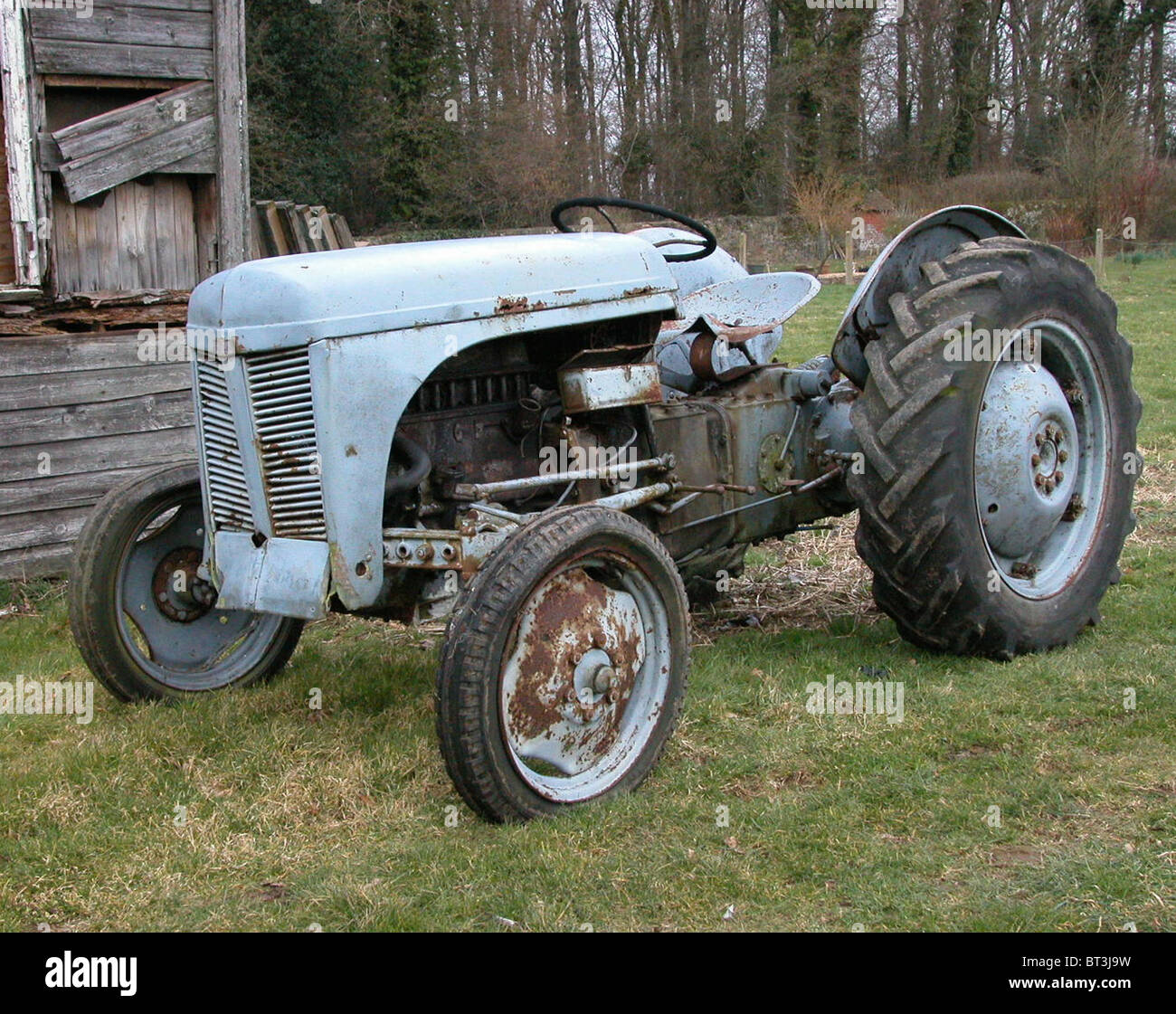 Questa è una versione non ripristinati del little grey fergie fergy trattore Ferguson TE costruito nel 1950 in attesa di essere salvato Foto Stock