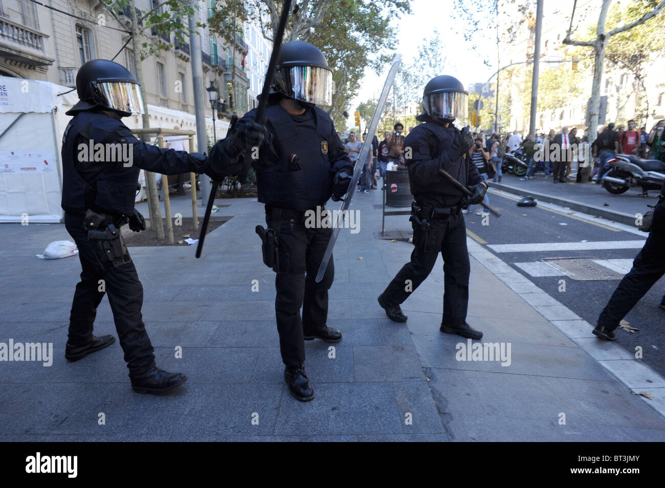 Anti Riot Police in scontri presso il centro della città di Barcellona durante lo sciopero generale . Spagna. Foto Stock