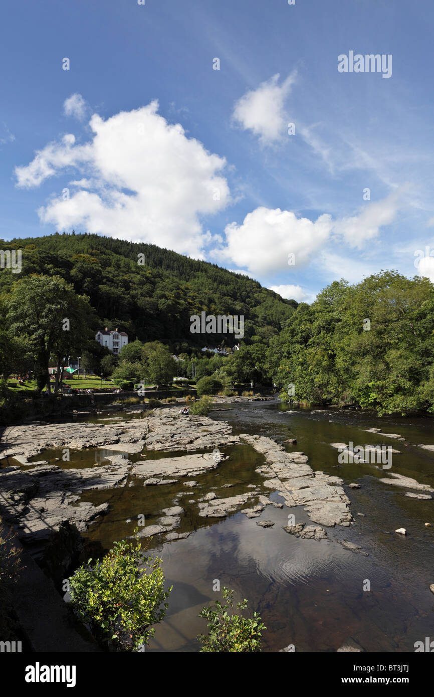 Una delle (54) immagini in questo set correlati a Llangollen in Wale. Si prega di godere di immagini da Sty Collen la Chiesa, Llangollen Stn, Corm mulino e di più. Foto Stock