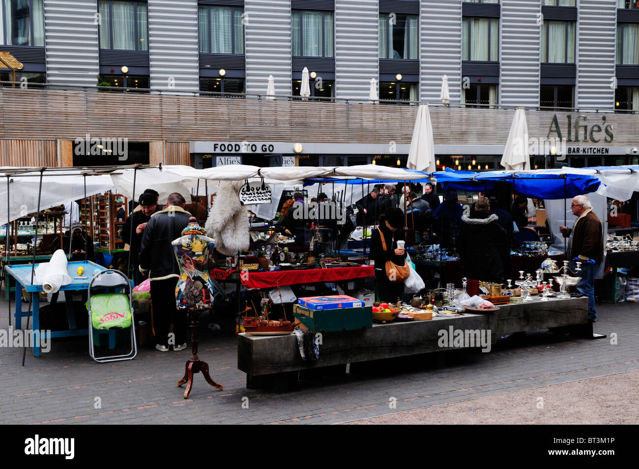 Bermondsey Square mercatino di Antiquariato, Bermondsey, London, England, Regno Unito Foto Stock