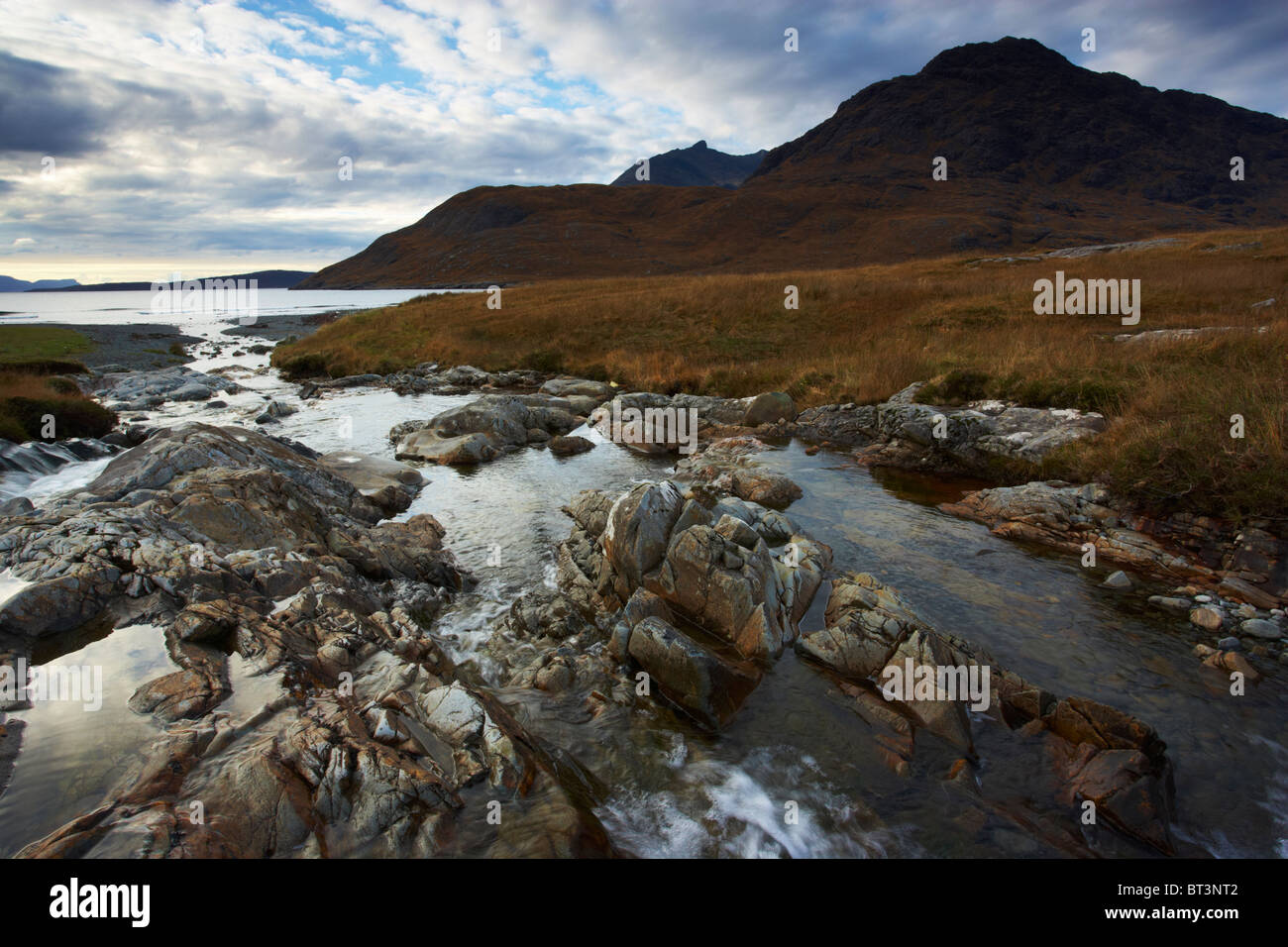 Il Black Cuillins visto dal Camasunary sull'Isola di Skye in Scozia Foto Stock