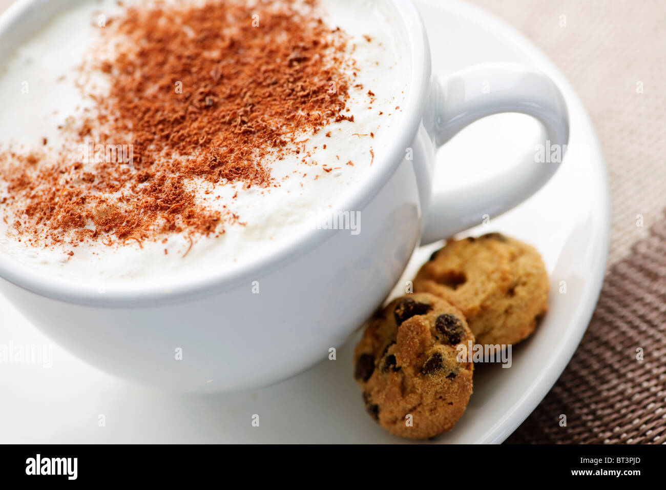 Cappuccino o latte caffè nella tazza con schiuma di latte e biscotti Foto Stock