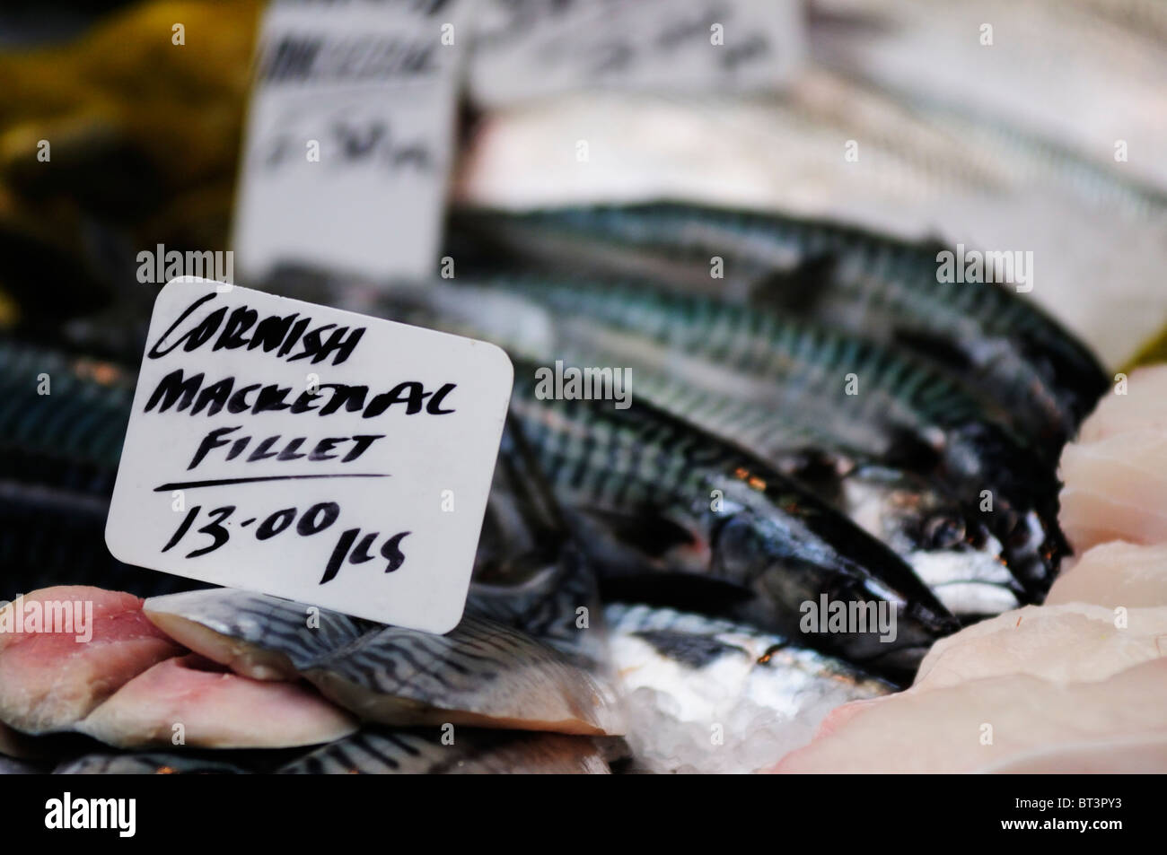 Cornish sgombro su un pescivendolo stallo a Borough Market, Southwark London, England, Regno Unito Foto Stock