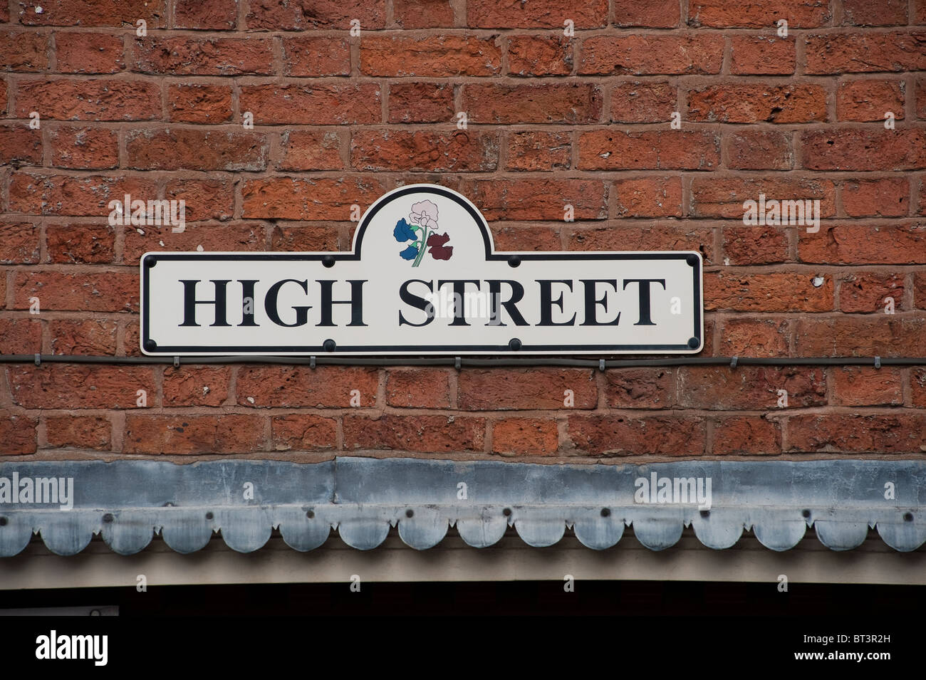 Strada segno fissato ad una parete di mattoni in una cittadina inglese. Foto Stock