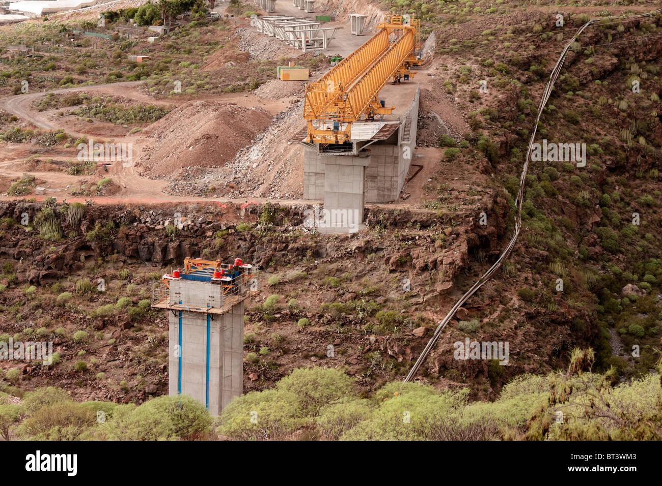 La costruzione di un ponte su un barranco come parte del nuovo anello stradale in Tenerife Canarie Spagna Europa Foto Stock