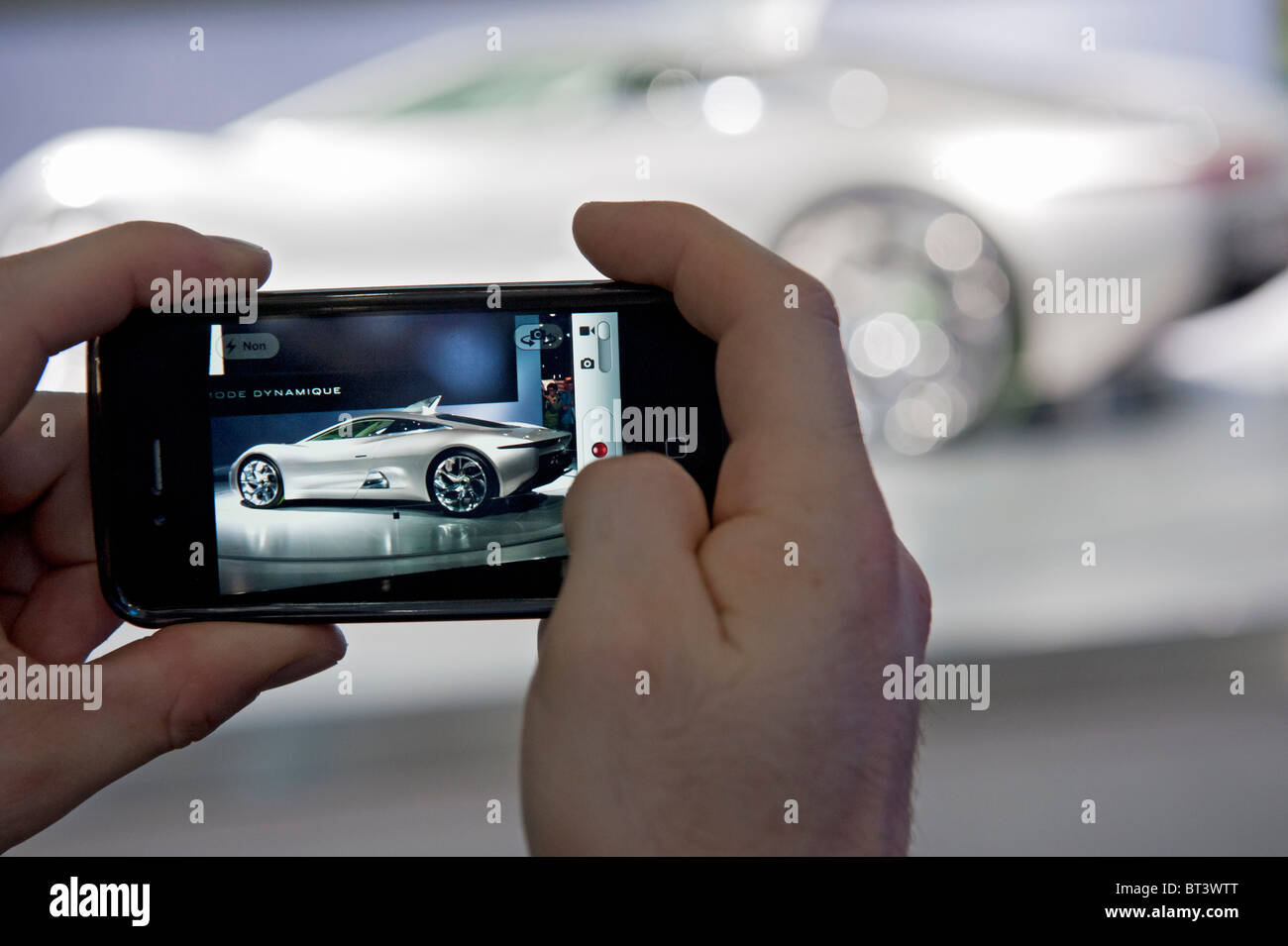 L'uomo fotografare la nuova Jaguar C-75 auto sportiva al Paris Motor Show 2010 Foto Stock