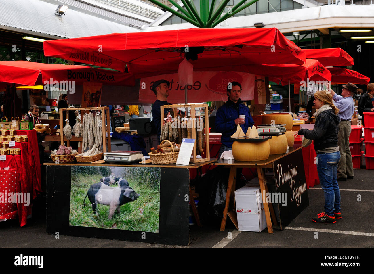 Delicatessen stallo a Borough Market, Southwark, Londra, Inghilterra, Regno Unito Foto Stock