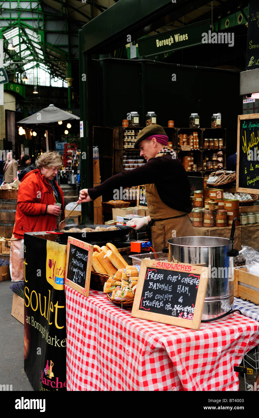 Un francese di produrre sandwich stallo a Borough Market, Southwark, Londra, Inghilterra, Regno Unito Foto Stock