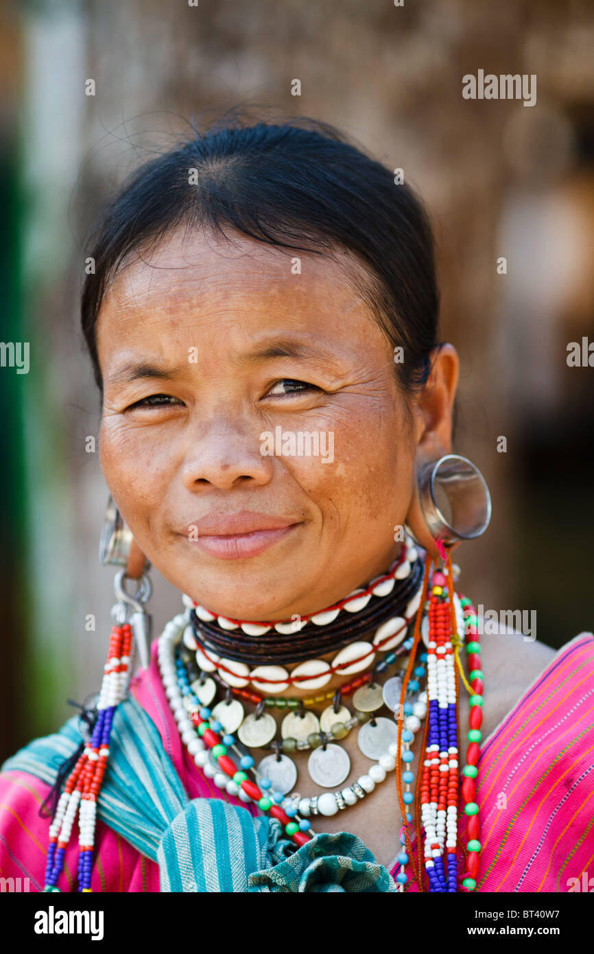 Ritratto di un grande orecchio minoranza Karen donne Foto Stock