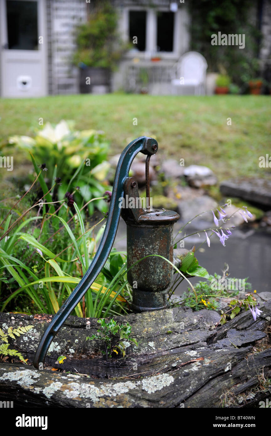 Un antico pompa acqua in un giardino cottage Somerset REGNO UNITO Foto Stock