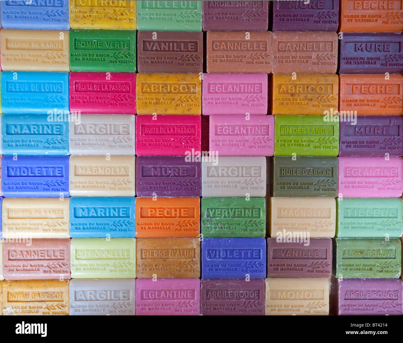 Dettaglio del multi barre colorate di sapone sul mercato in stallo area della Bastiglia di Parigi Francia Foto Stock