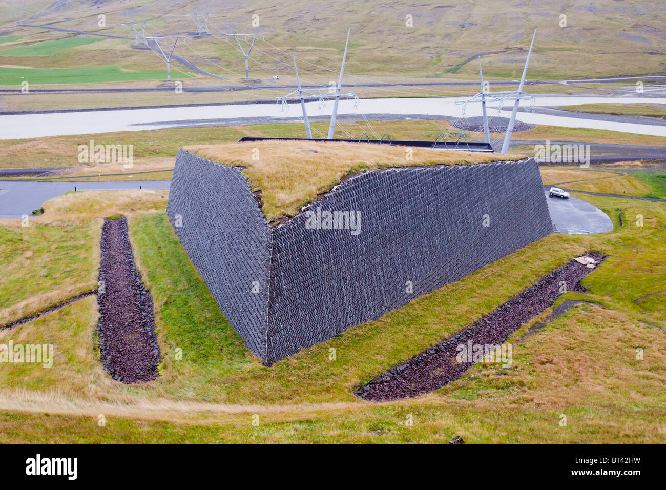 Protezione valanghe di fronte le linee elettriche lasciando Fljotsdalur hydro power station in Islanda Foto Stock