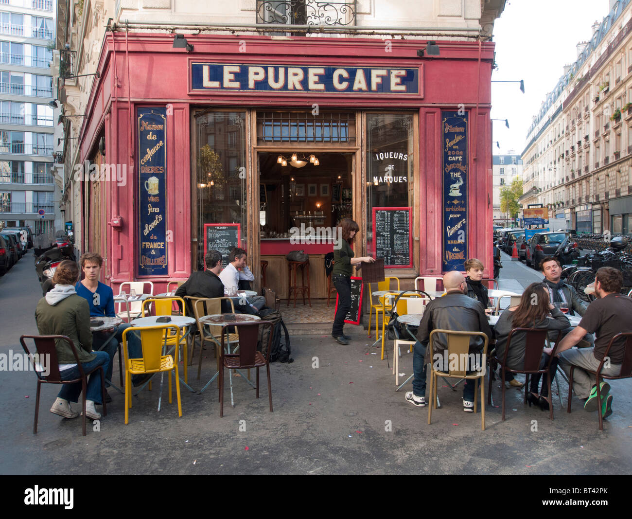 Tipica caffetteria sul angolo di strada nel quartiere Marais di Parigi Francia Foto Stock