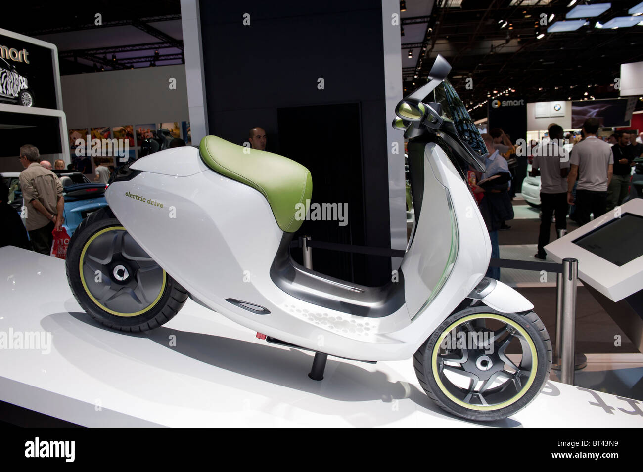 SMART scooter elettrico sul display al Paris Motor Show 2010 Foto Stock