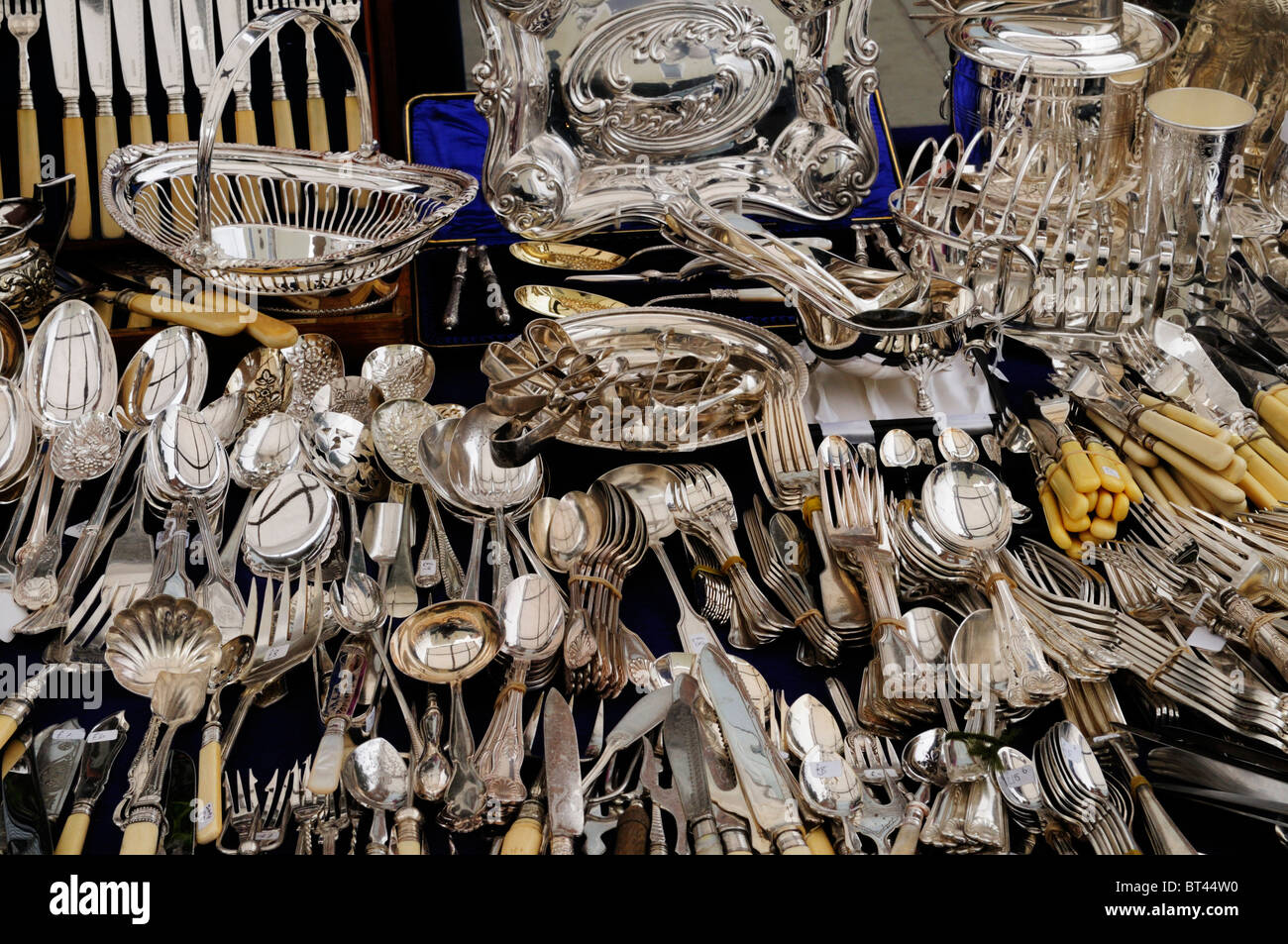 Posate in argento su uno stallo di Portobello Road Antiques Market, Notting Hill, London, England, Regno Unito Foto Stock