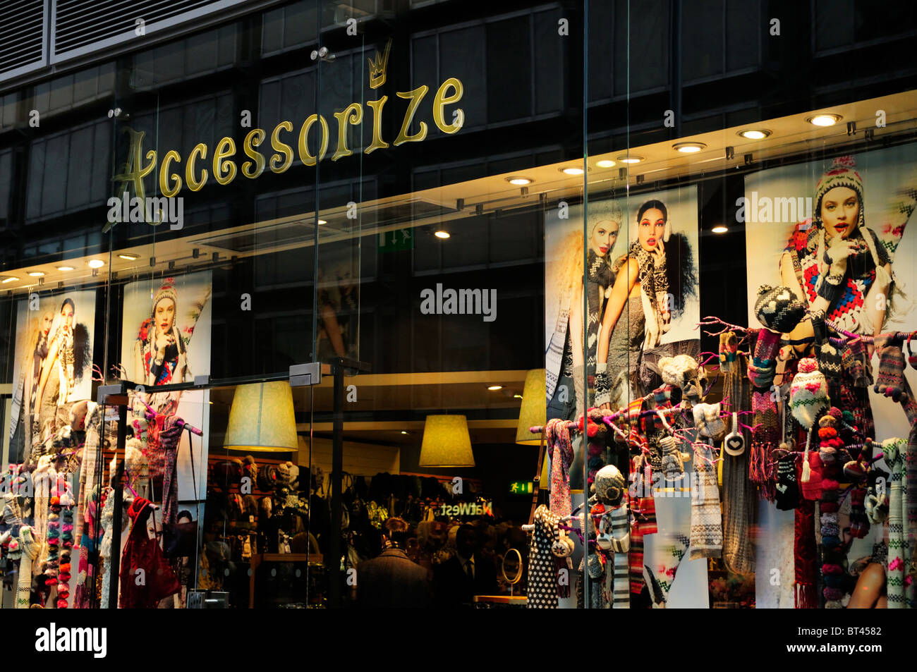 Accessorize clothes accessories shop store immagini e fotografie stock ad  alta risoluzione - Alamy