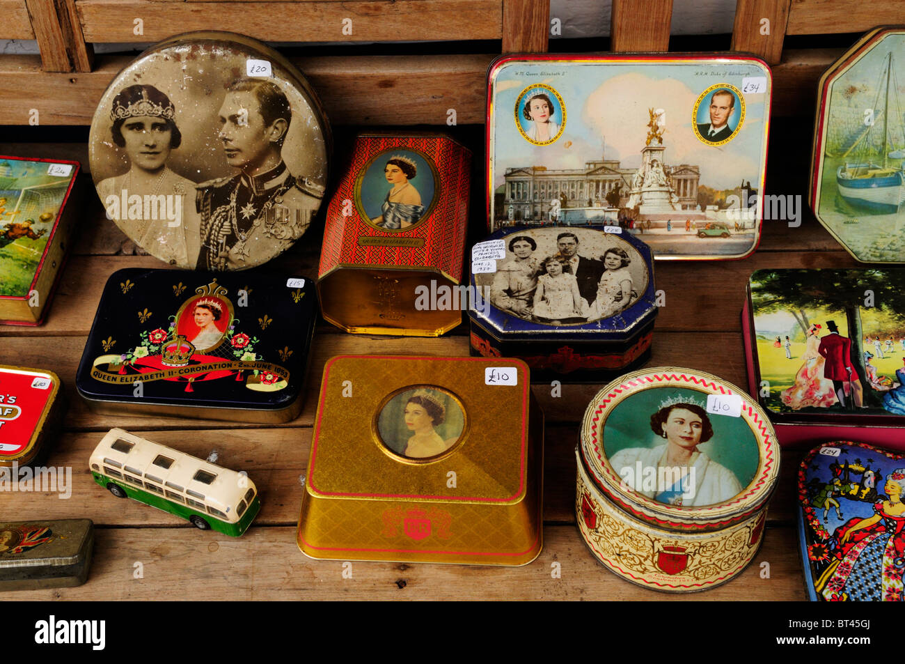 Famiglia Reale Britannica Commemorative memorobilia tins, Portobello Road Antiques Market, Notting Hill, London, England, Regno Unito Foto Stock