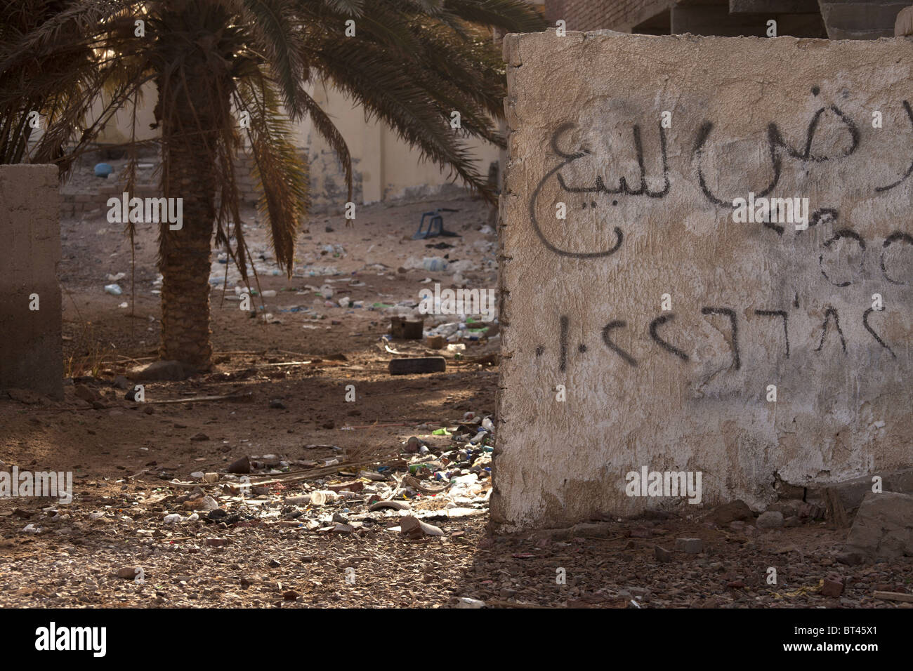 Spazzatura e graffiti in Dahab, Sinai, Egitto, Africa Foto Stock