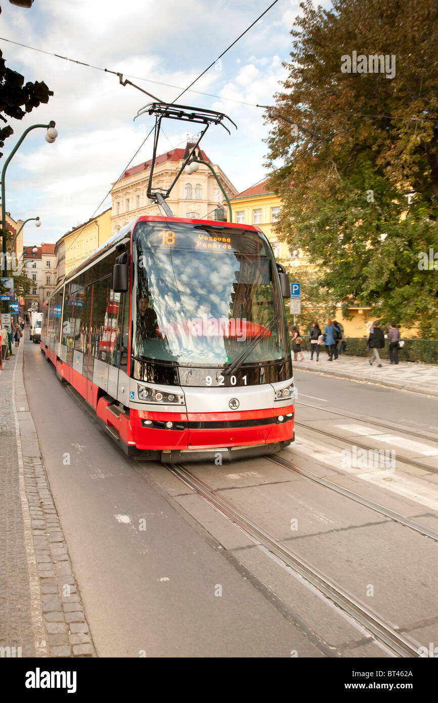 Moderno tram alla Letenska Street e vecchi edifici a Stare Mesto (Città Vecchia) del distretto di Praga, Repubblica Ceca. Foto Stock