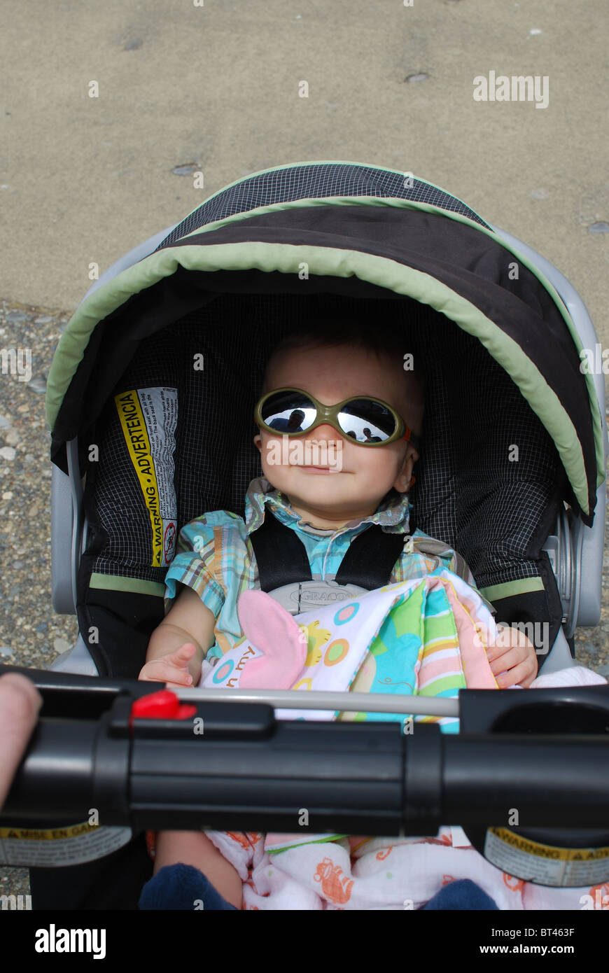 Bambino con occhiali da sole Foto Stock