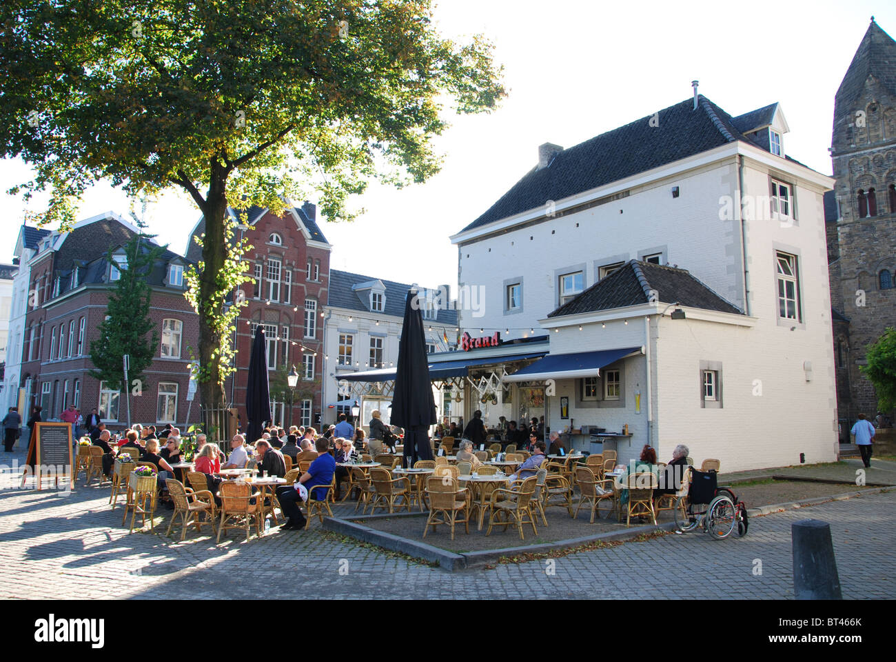 Terrazze con coloro che godono di un sole estivo presso il cafe la bonne femme Maastricht Paesi Bassi Foto Stock