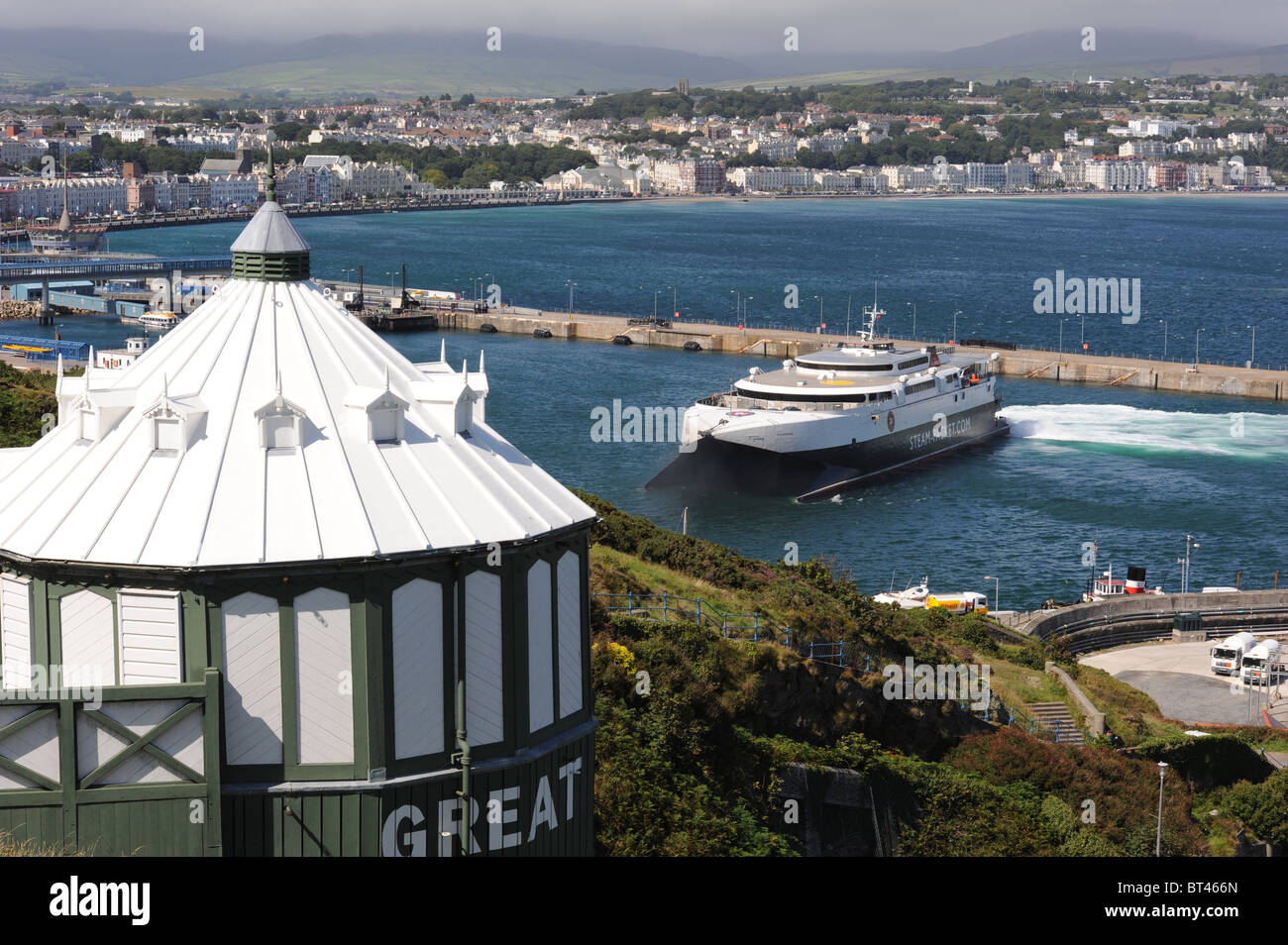 Seacat ferry si trasforma in Porto Douglas sotto la grande unione Camera Obscura sulla testa di Douglas, Isola di Man Foto Stock