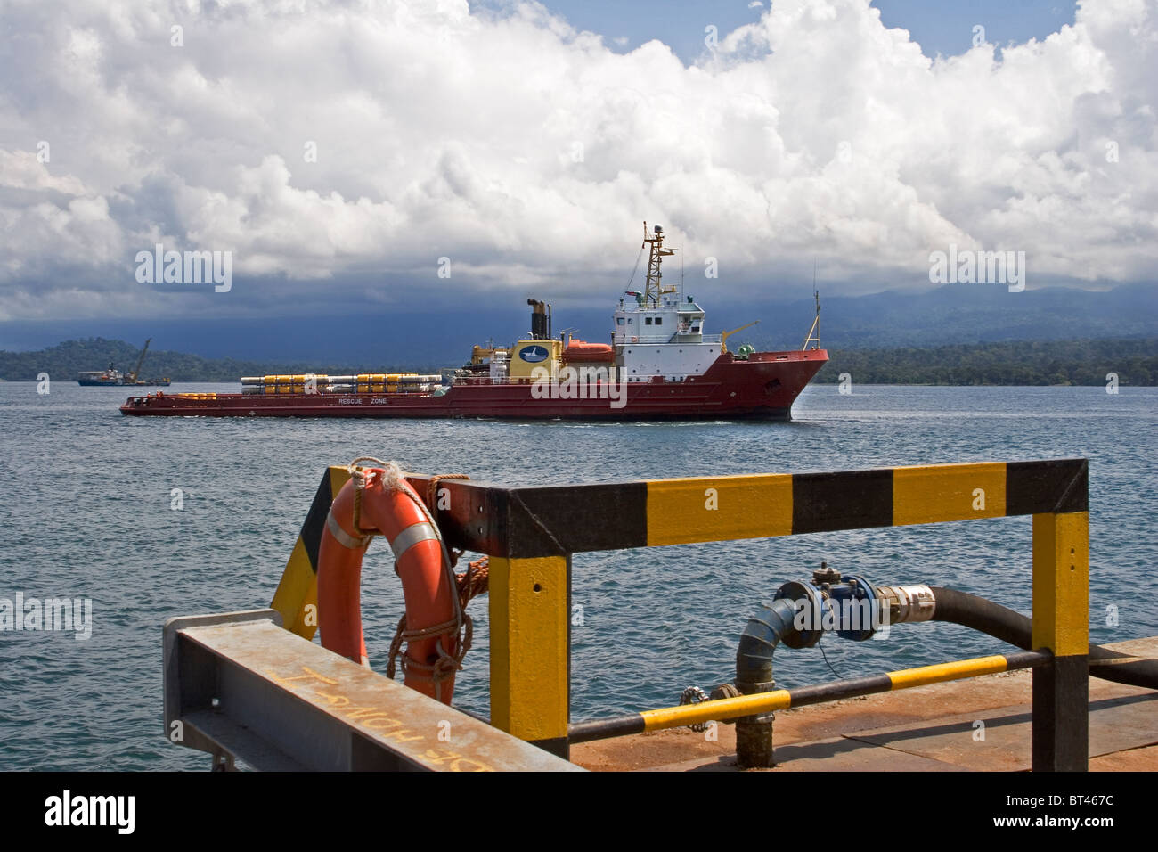 Olio di Luba Freeport. Offshore del petrolio e del gas di alimentazione di campo barche in arrivo in porto al molo del dock Foto Stock
