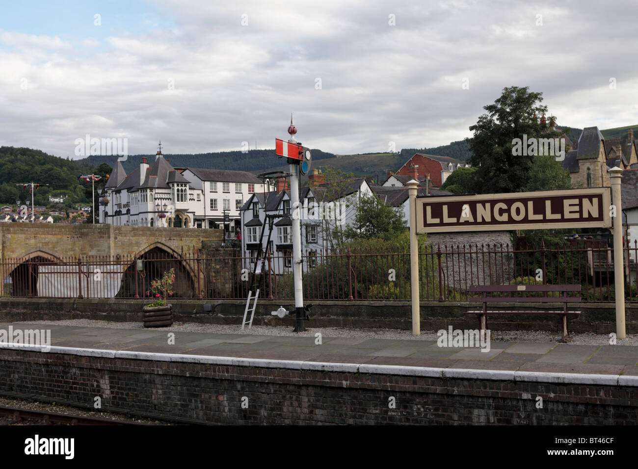 La piattaforma del sud a Llangollen Station,incorporante il ponte stradale e gli edifici della città. Foto Stock