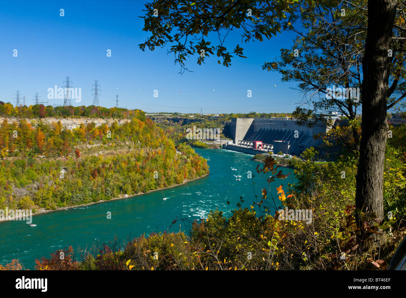 Fiume Niagara con potenza stazione di generazione di New York Power Authority Lewiston NY USA Foto Stock