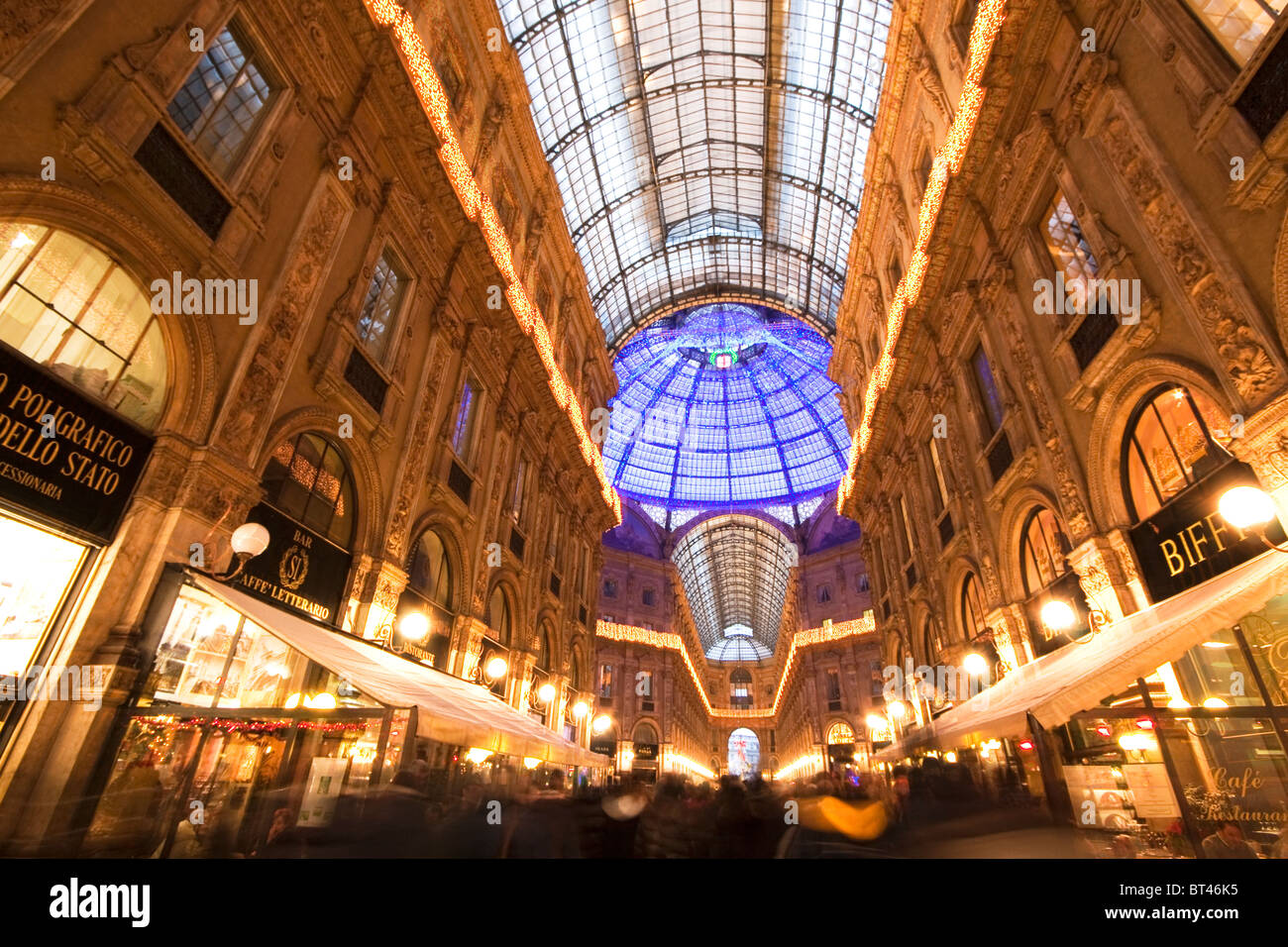 Galleria Vittorio Emanuele II galleria shopping con negozi e persone progettato dall architetto Giuseppe Mengoni nel 1865 Milano, Italia Foto Stock