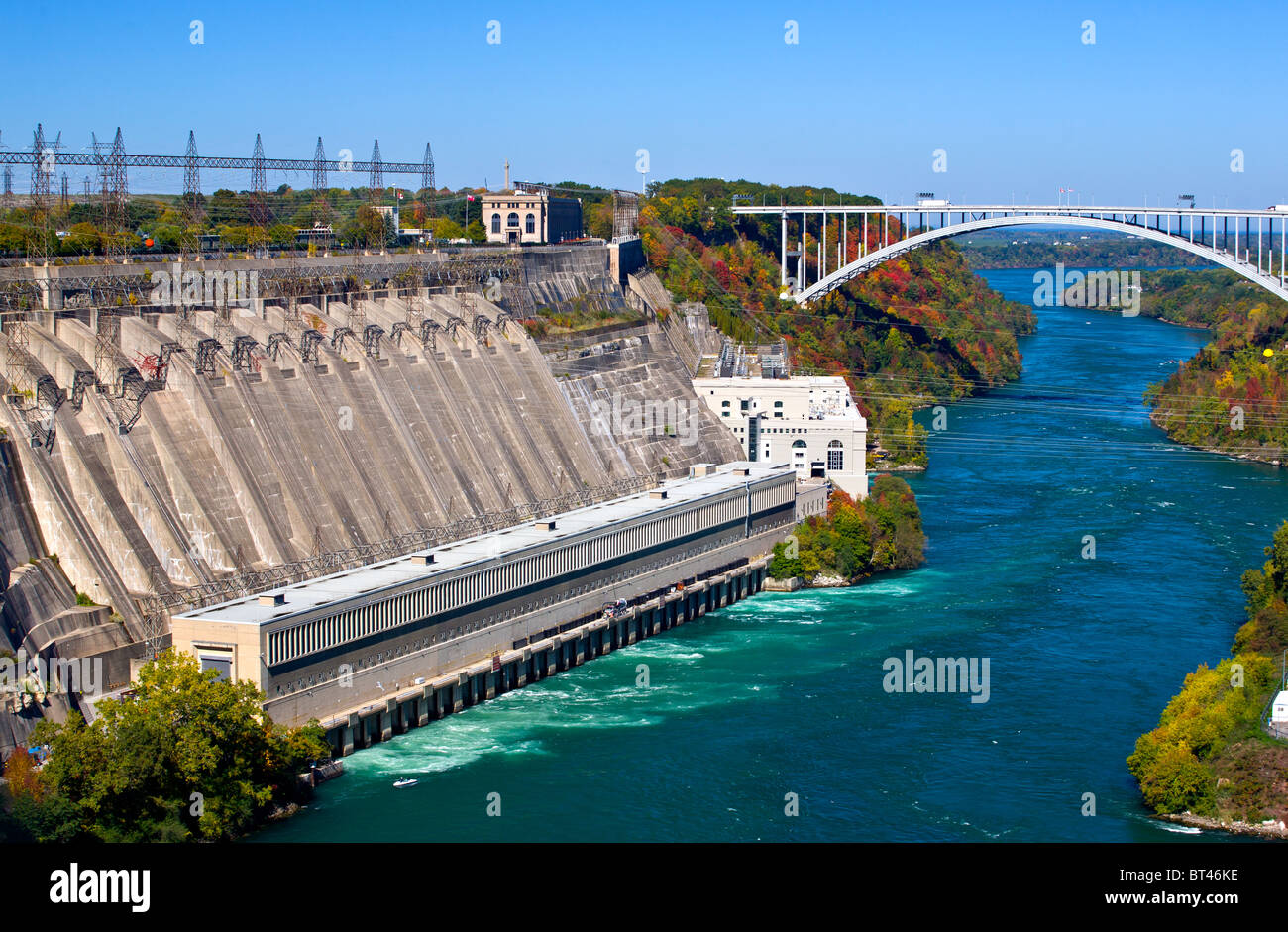 Niagara la generazione di potenza della stazione il sir Adam Beck con Lewiston - Queenston ponte sul fiume Niagara Foto Stock