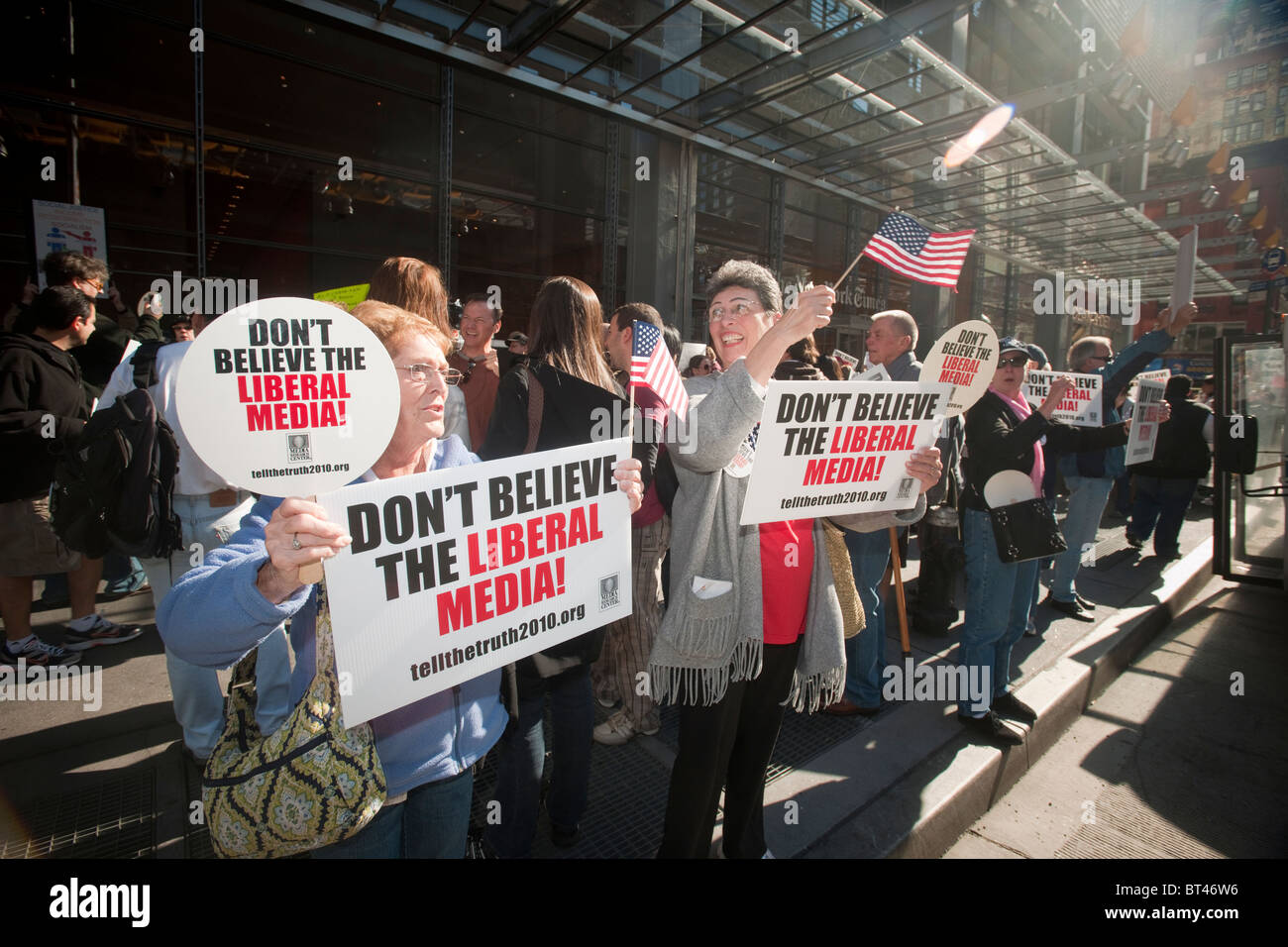 I membri del partito di tè 365 e i loro sostenitori rally di fronte al New York Times building di New York Foto Stock