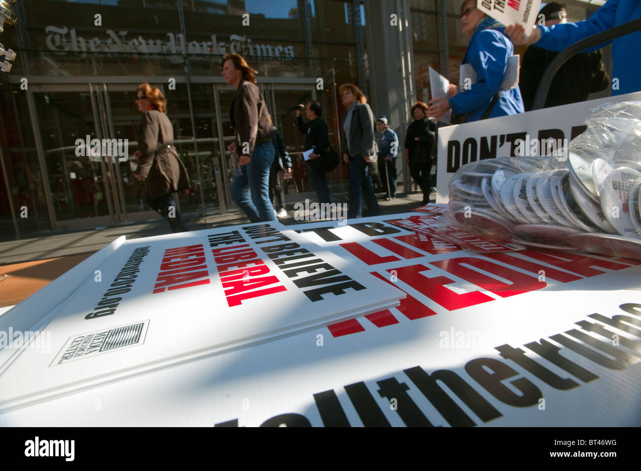 I membri del partito di tè 365 e i loro sostenitori rally di fronte al New York Times building di New York Foto Stock