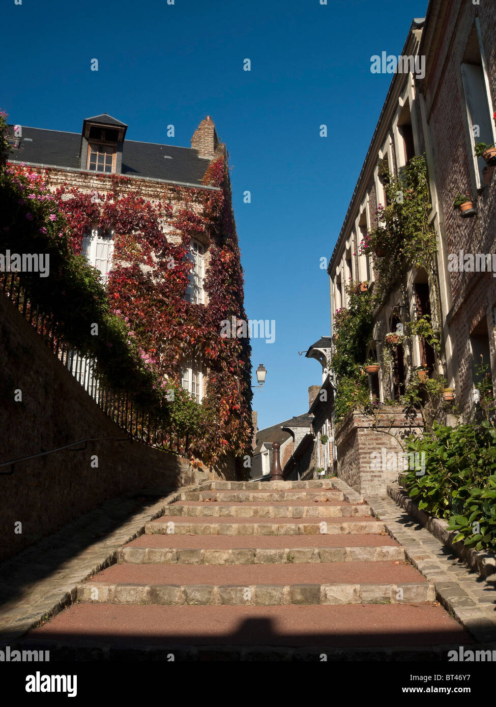 Francia St Valery en Caux Rue des penitens, un Normand tipica stradina Foto Stock