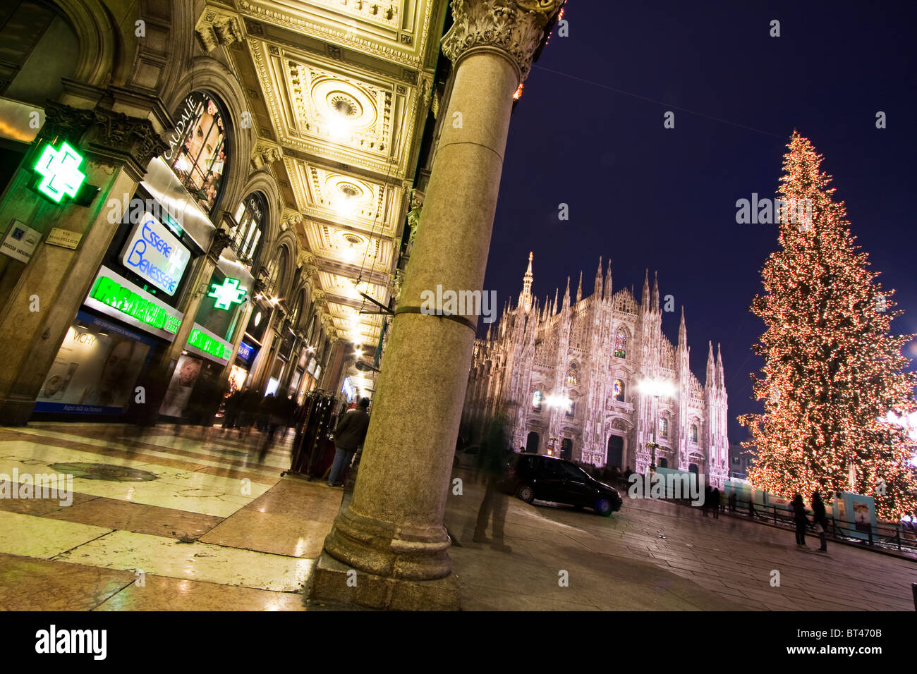 Piazza Duomo (piazza del Duomo a Natale a notte con luci e albero di Natale. Milano, Italia Foto Stock