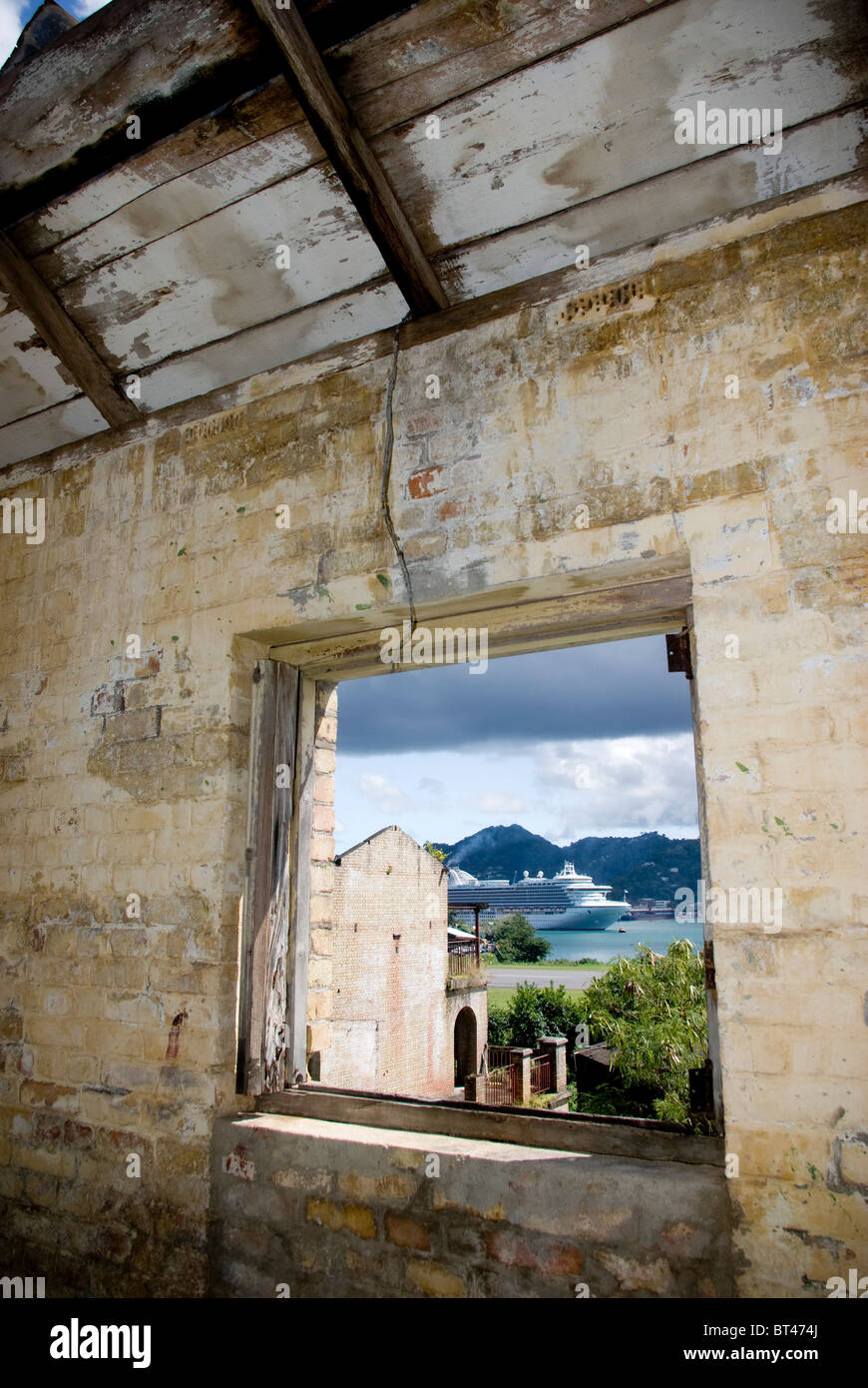 Viaggi e turismo scenic.nave da crociera al porto di Castries Saint Lucia visto attraverso le storiche rovine a Vigie Foto Stock