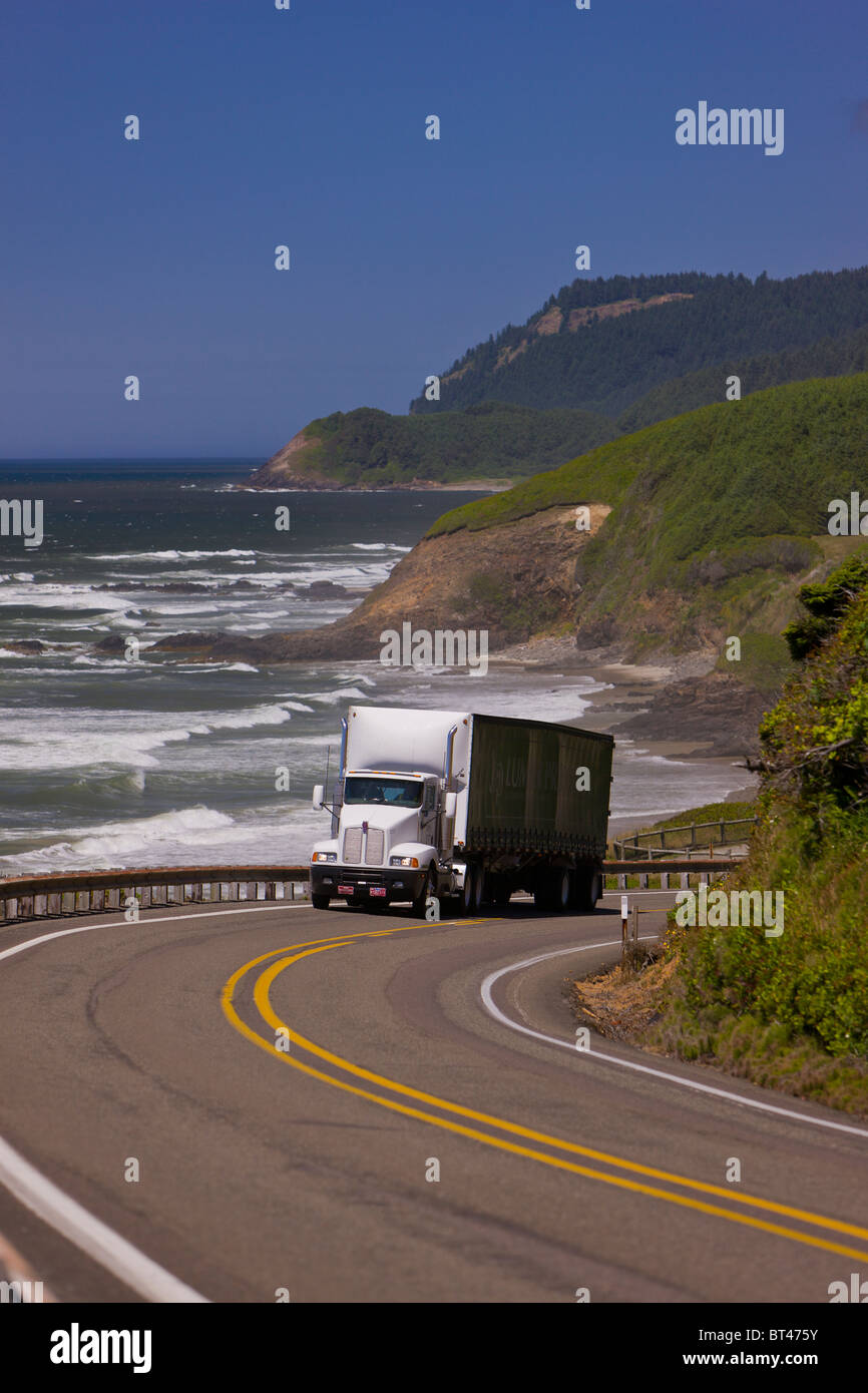 Firenze, OREGON, Stati Uniti d'America - il carrello sulla strada panoramica 101 su central Oregon Coast. Foto Stock