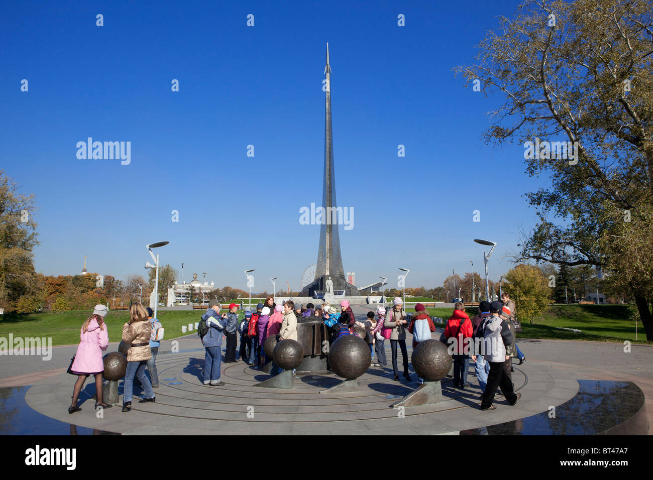 Gli studenti in gita scolastica con il loro insegnante al Monumento dei conquistatori di spazio a Mosca, Russia Foto Stock