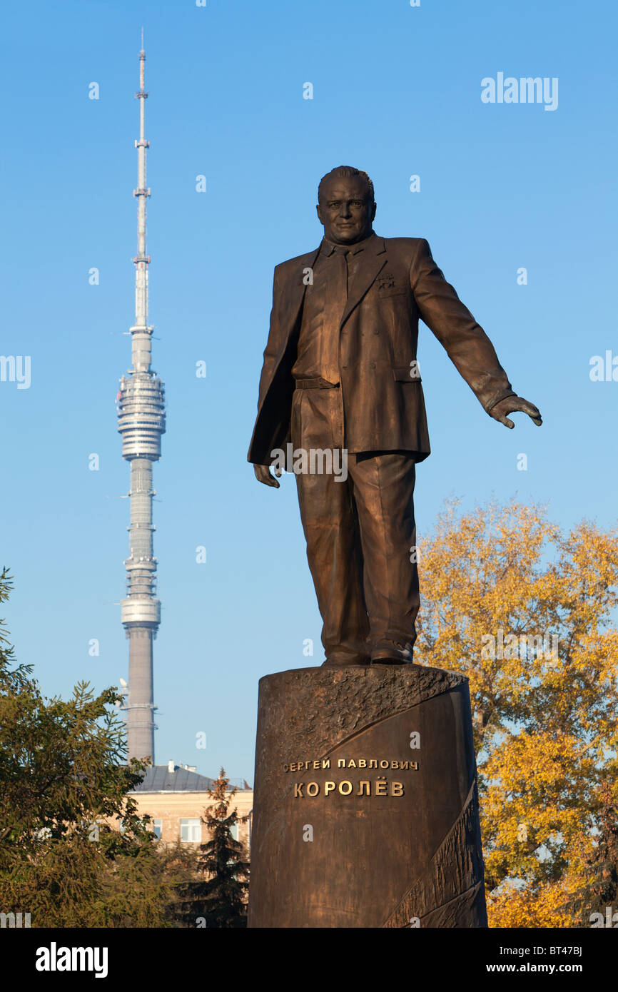 Monumento al piombo razzo sovietico ingegnere e progettista di veicolo spaziale Sergei Pavlovich Korolev (1907-1966) a Mosca, Russia Foto Stock