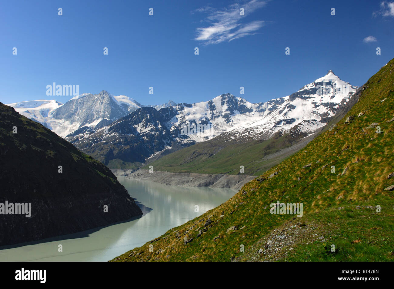 Lago di storage Lac des Dix con Mt. Mont Blanc de Cheilon nel retro, Val d'Herens valley, Vallese, Svizzera Foto Stock