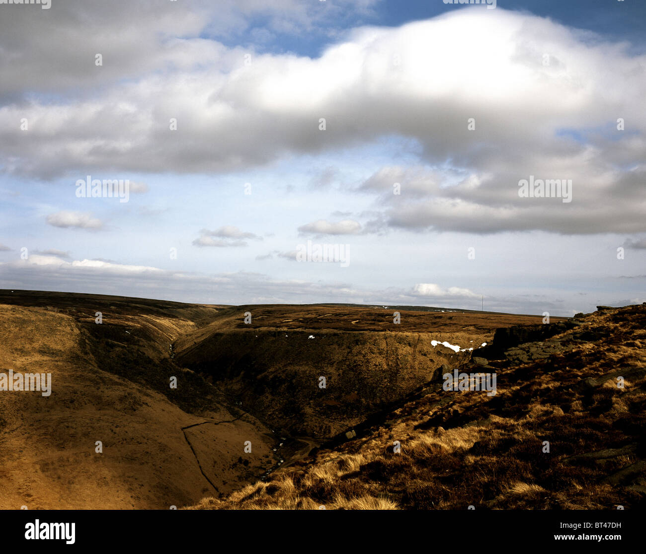 Saddleworth Moor Colomba sopra il serbatoio di pietra Greenfield Lancashire Inghilterra Foto Stock