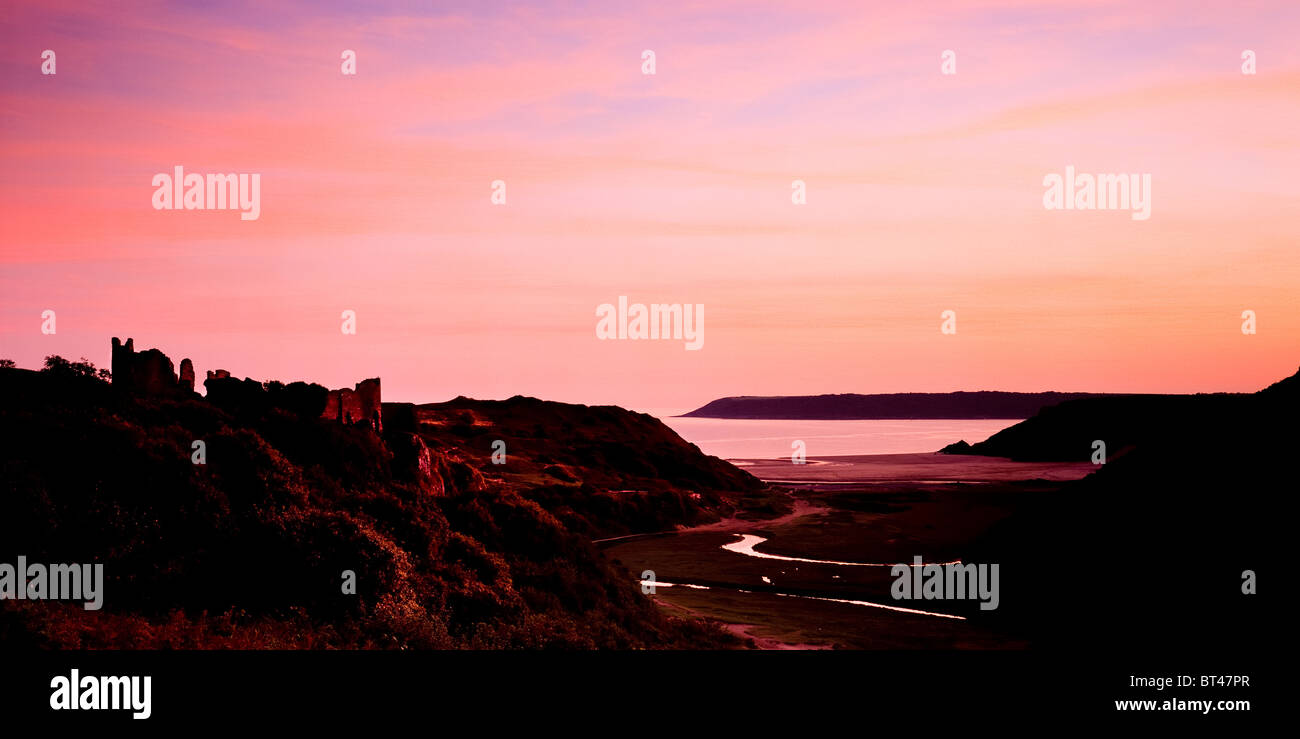 Tramonto sul castello di Pennard e Three Cliffs Bay. La Penisola di Gower. Foto Stock