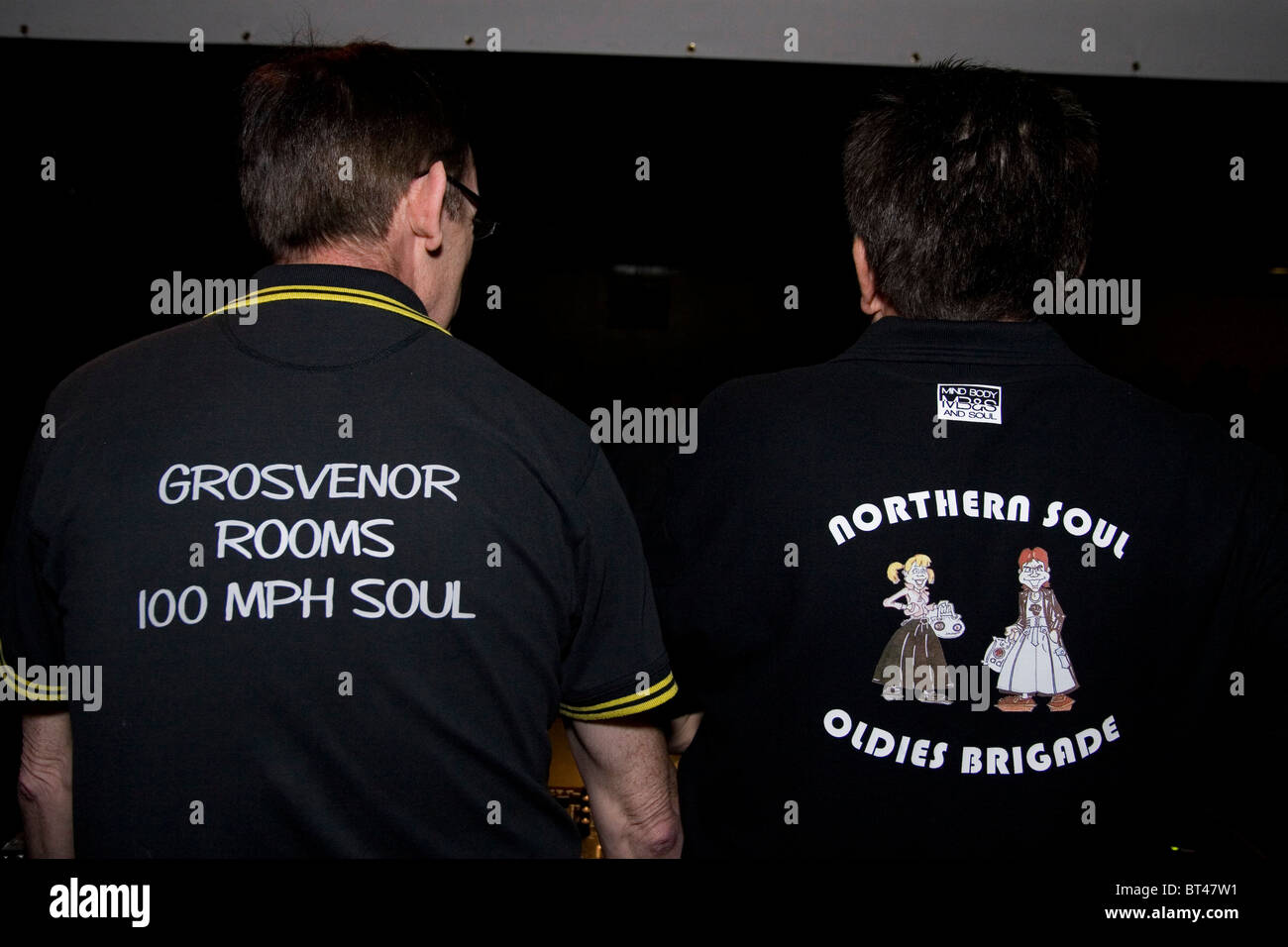 Northern soul e Motown DJ in corrispondenza di un evento sociale presso il Grosvenor Camere, Sutton-in-Ashfield, Regno Unito Foto Stock