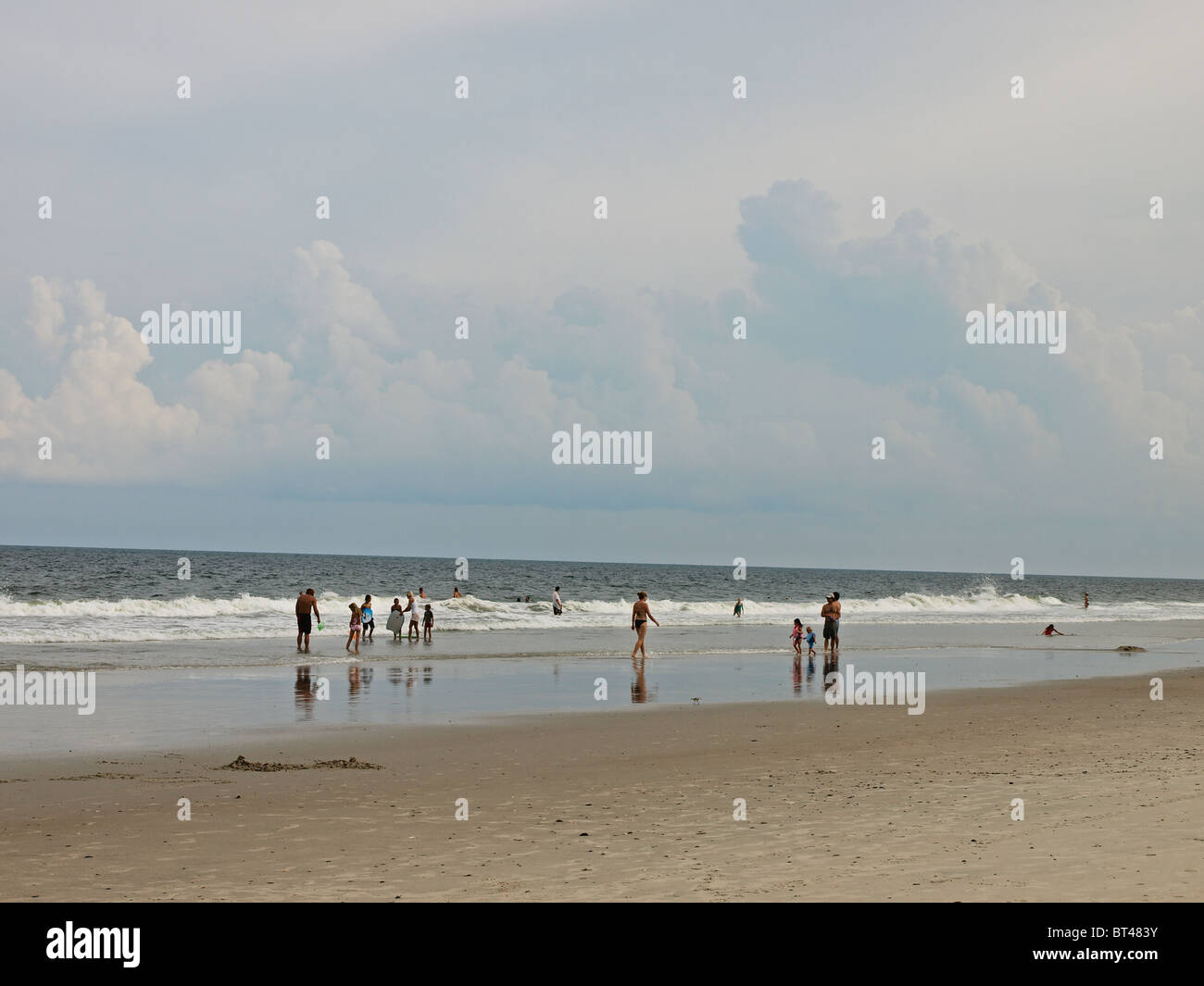 Oceano panoramica sulla spiaggia di sabbia di scena sky surf Oceano Atlantico Foto Stock