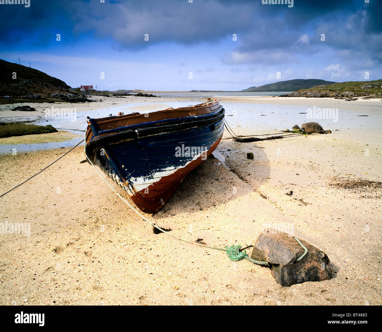Barca da pesca, Traigh Mhor, Barra. Outer Hebrides. La Scozia. Foto Stock