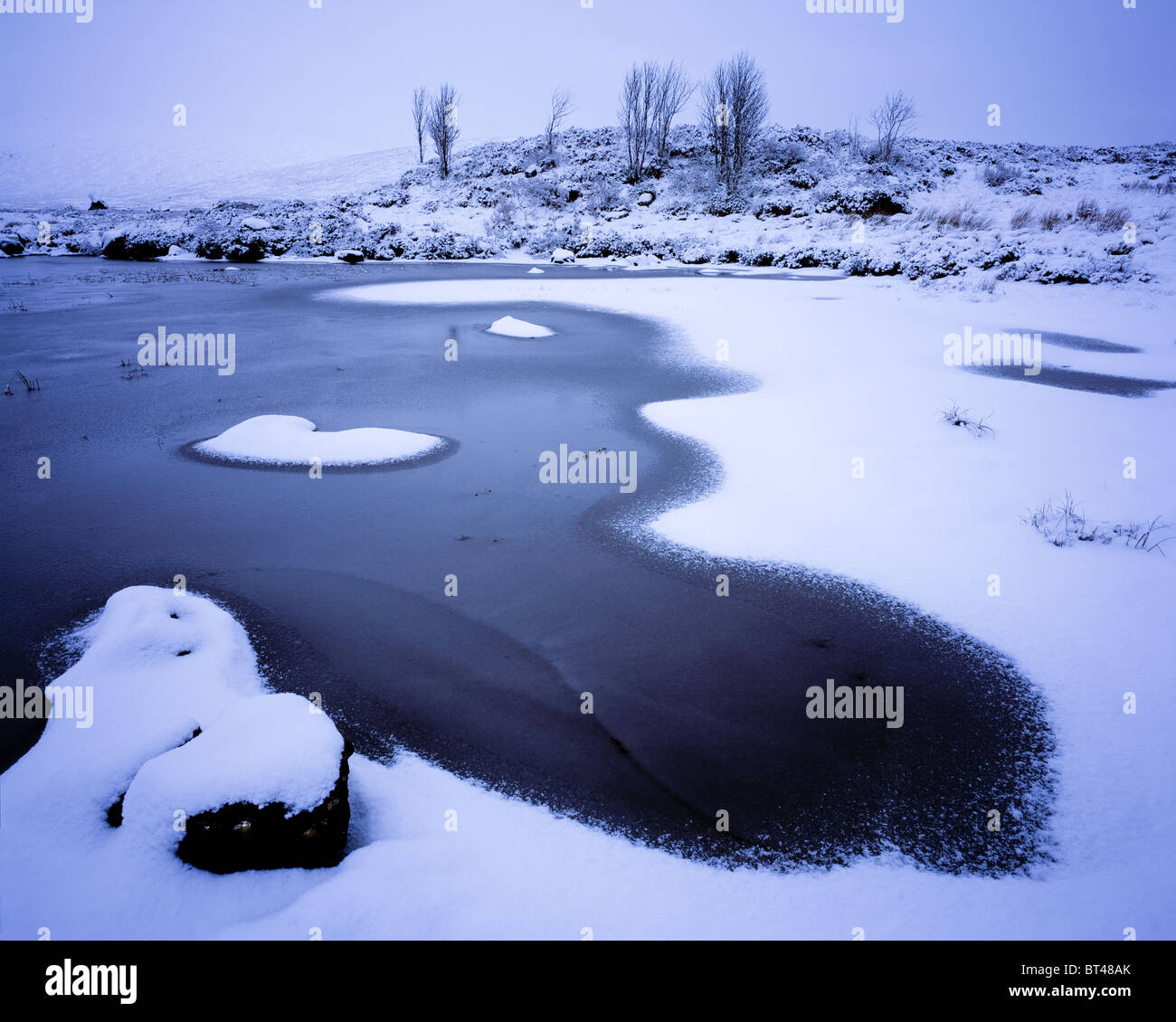 Forme invernali sul Loch Ba, Highlands Scozzesi. Foto Stock
