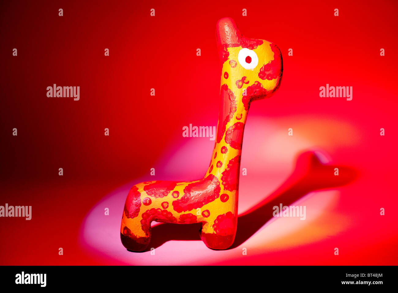 In legno intagliato giraffa. Foto Stock